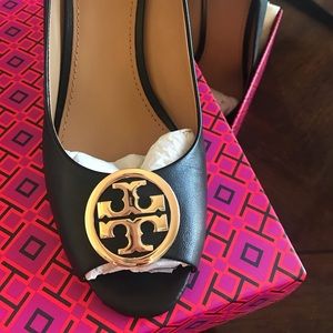 Tory Burch Benton 85mm Peep Toe Wedge.